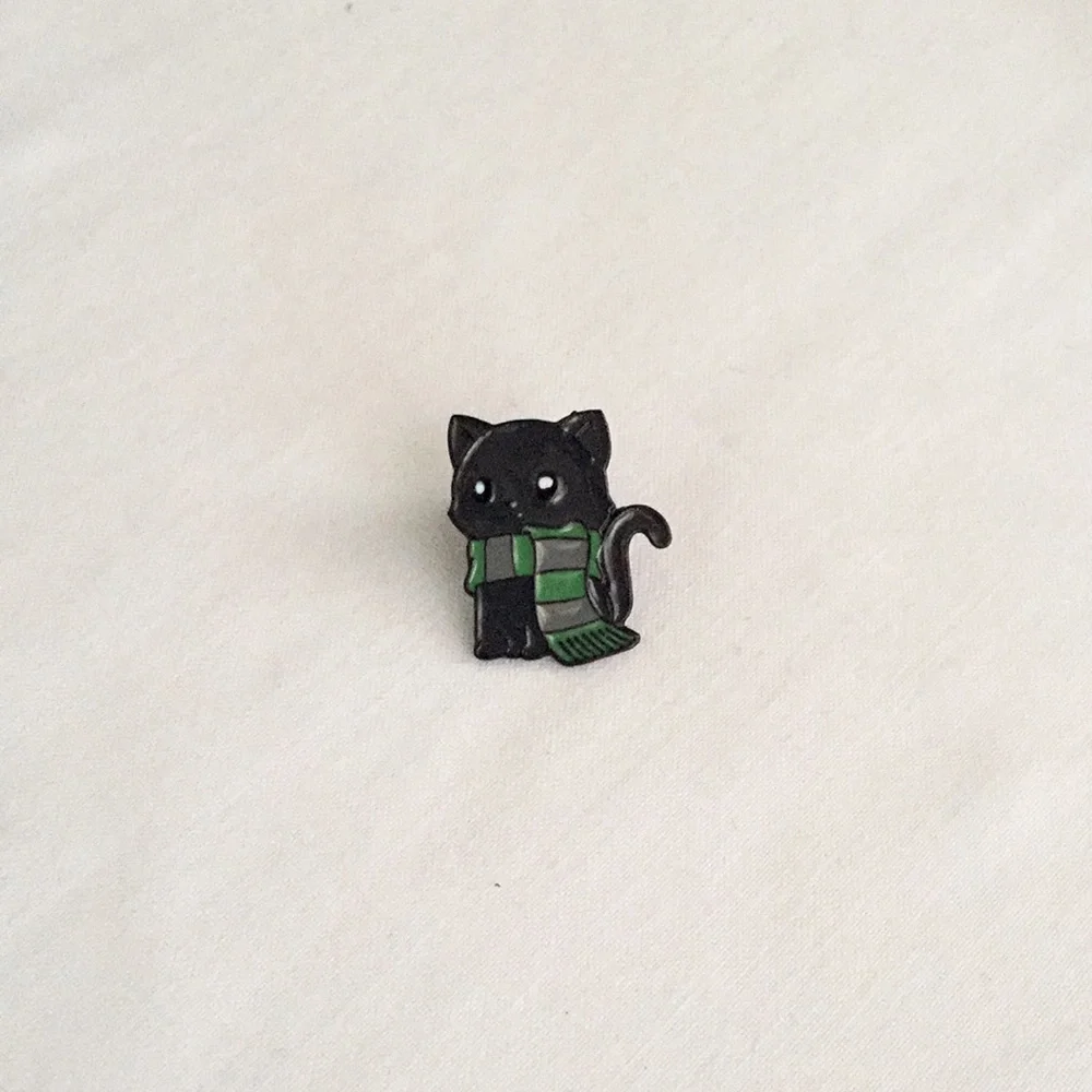 ๐50% OFF/3+...Hogwarts Slytherin Cat Pin (Harry Potter) - Picture 1 of 6